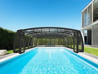 Copertura per piscina aperta vicino la villa con le porte aperte