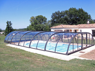 copertura mobile per la piscina impacchettata in fondo della piscina