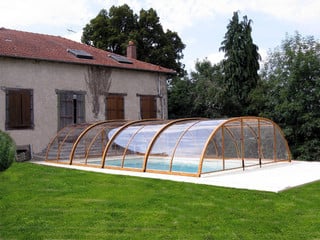 copertura telescopica per piscina con la paerete ribaltabile