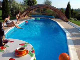 coperture telescopiche per piscine in colore crema