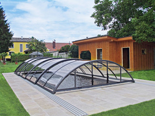 copertura telescopica per piscina modello Universe con la porta frontale a batente