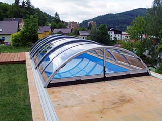 coperture telescopiche per piscine in colore crema