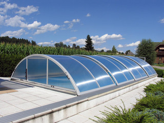 copertura scorrevole per piscina impacchettata in fondo della piscina