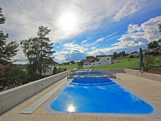 copertura telescopica per piscina in colore bianco