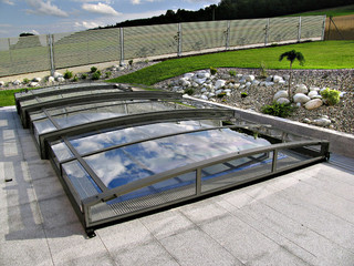 copertura telescopica per piscina in colore bianco