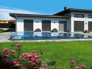 Design moderno di copertura per piscina Terra in combinazione con la villa moderna 