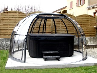 Gazebo per idromassaggio trasparente in forma di semi cupola – modello Orlando – qui in colore nero con idromassaggio nero