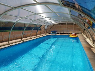 Guarda dentro nella chiusura per piscina Tropea NEO