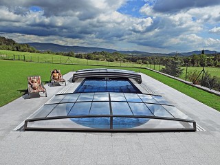 Moderna copertura retrattile per piscine Corona non rovina la vostra vista