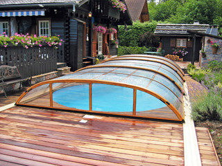ELEGANT Poolüberdachung mit Alu-Profilen im Holzdekor