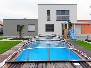 Schwimmbadüberdachung Elegant in Kombination mit modernem Haus schaut wunderschön aus.