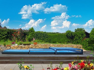 Terra – la copertura per piscina bassissima non rovina mai l’impressione di Vostro giardino