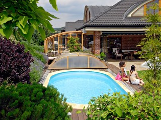 Veranda apribile Corso e copertura per piscina Elegant in finitura imitazione legno