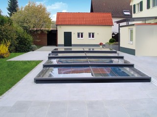 One rail system pool enclosure Terra with anthracite finish