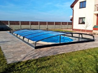 Low swimming pool enclosure AZURE ANGLE with compact polycarbonat panels