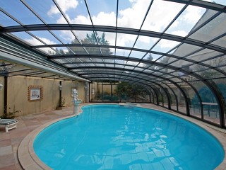 Pool enclosure Style offers a lot of free space around pool