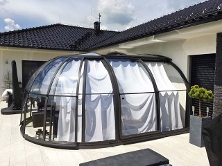 Closed spa enclosure with closed shading system