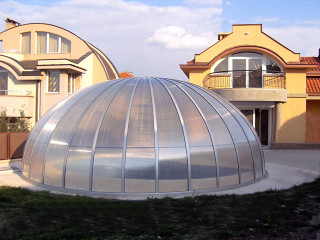 Openable oval pool enclosure ORIENT in the corner of the garden