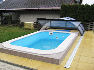 Pool cover UNIVERSE NEO fits great in your garden