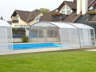 Pool enclosure VENEZIA for better privaci