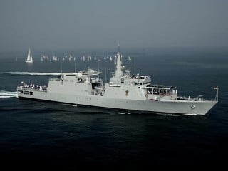 Alukov instaloval speciální zastřešení na válečné lodi indického námořnictva