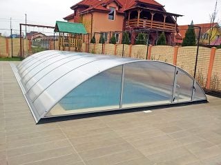 Zakrytí bazénu AZURE ve stříbrném provedení, se stěnami z dutinkového polykarbonátu