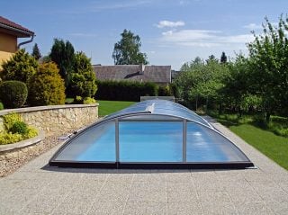 I levnější model bazénového zastřešení AZURE má líbivý a elegantní design