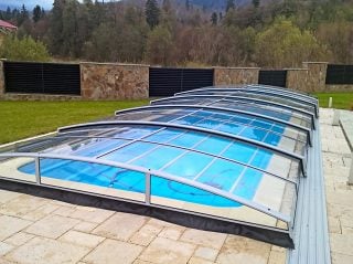 Low pool enclosure AZURE ANGLE with silver profile