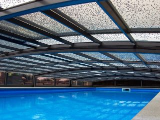 Nízké zastřešení bazénu VIVA™ - instalace v penzionu pod hradem Karlštejn