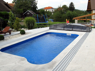 Otevřené posuvné bazénové zastřešení CORONA™ v antracitové barvě