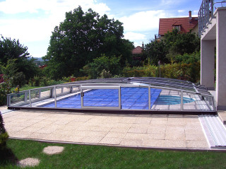 Zastřešení bazénu CORONA™ - nízký model krytu na bazén