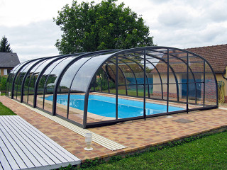 Vysoké podchozí zastřešení bazénu LAGUNA od výrobce kvalitních krytů na bazén Alukov a.s.
