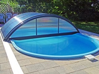 Modrá idyla - bazén zakrytý modelem AZURE