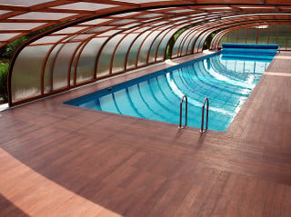 Prostor pro relaxaci a odpočinek kolem bazénu poskytuje bazénové zastřešení STYLE™