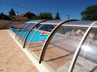 Zastřešení bazénu TROPEA NEO™ s možností bočního vstupu od Alukov a.s. Zastřešení bazénu TROPEA NEO™ s možností bočního vstupu od Alukov a.s.