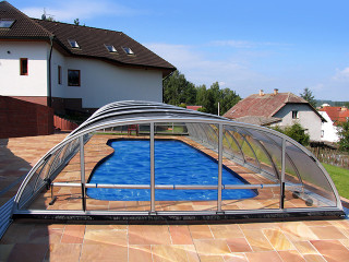 Středně vysoké bazénové zastřešení TROPEA se stříbrnými hliníkovými profily