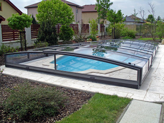 Bazénové zastřešení VIVA™ díky své nižší výšce nenaruší celkový vzhled Vaší zahrady