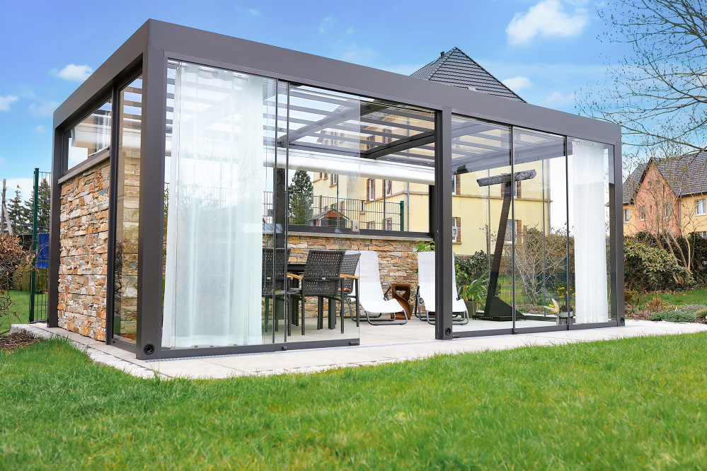 Pergola Venti mit geöffnetem Dach und eleganter Linienführung