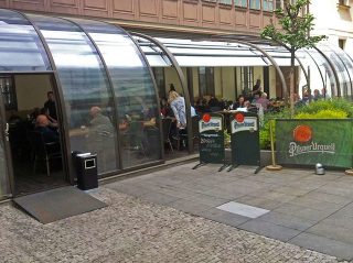 Massgefertigte Überdachung für den Gastgarten beim Rastaurant im Zentrum Prags