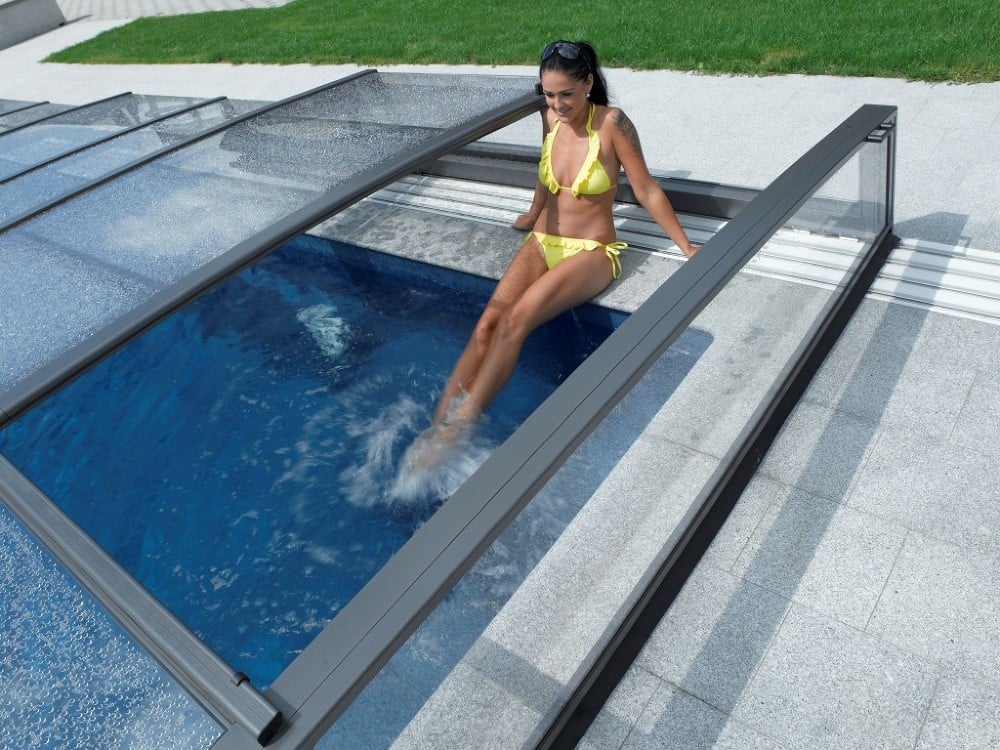 Un client satisfait profite des avantages de l'abri de piscine Corona