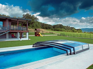 Abri pour piscine enterrée modèle  CORONA s'adapte parfaitement aux maisons modernes
