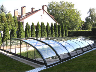 Abri de piscine ELEGANT avec cadres foncés et parois transparents en polycarbonate