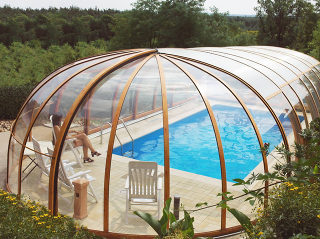 Abri de piscine rétractable OLYMPIC combine un abri de piscine et la protection d'un dôme