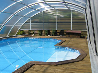 Abri de piscine RAVENA - l'espace intérieur vous permet de marcher sur le rebord de la piscine