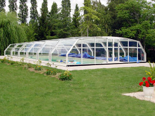 Abri de piscine RIVIERA - une apparence classique pour votre jardin