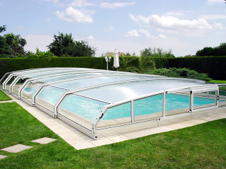 Abri pour piscine enterrée modèle  RIVIERA augmente la température de l