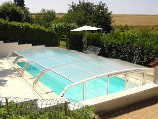 Abri de piscine RIVIERA en blanc - s'harmonise parfaitement aux environnements clairs