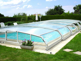 Abri de piscine RIVIERA conserve la propreté de votre piscine et vous économise les frais d