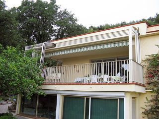 Le patio rétractable CORSO Solid sur balcon