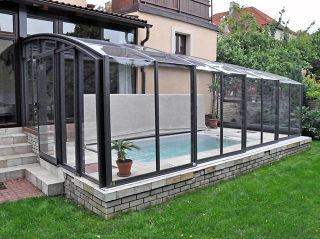 Le patio rétractable CORSO Solid est couramment utilisé pour protéger la piscine
